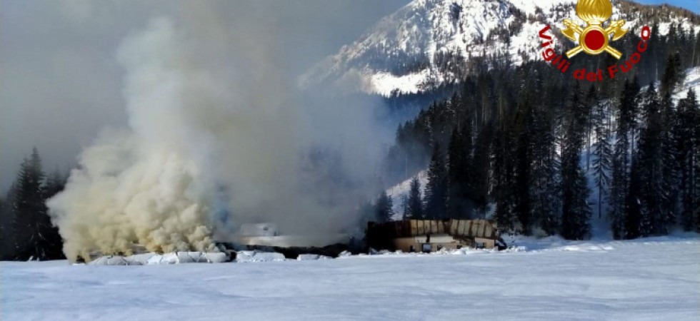 VIDEO e FOTO. A fuoco malga Pramarino, le fiamme hanno distrutto l'intera struttura